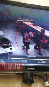 两名盗贼吃瓜视频,盗贼偷瓜视频引发网友热议